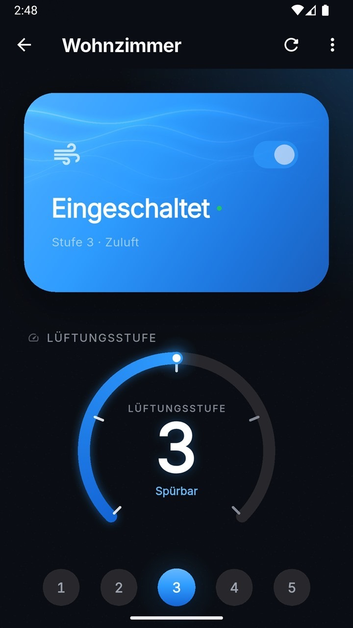 Novarius App, Bildschirm Steuerung: Wohnzimmer eingeschaltet, Stufe 3 Zuluft, großer Regler für die Lüftungsstufe (Stufe 3, Spürbar), Chips Stufe 1 bis 5.