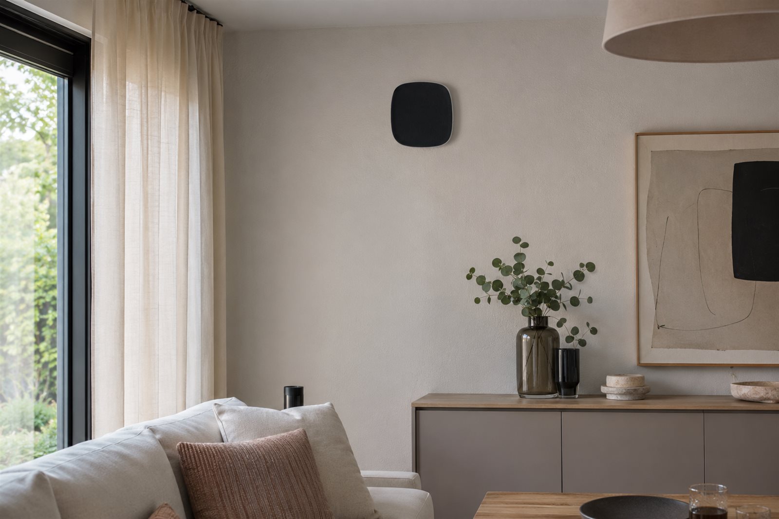 Novarius Lüftungsgerät im Wohnraum an der Wand